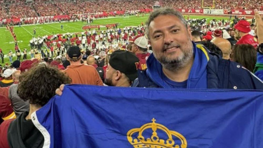 Uniformizado e com bandeira do Cruzeiro, Alexandre Mattos 'representa' em jogo da NFL
