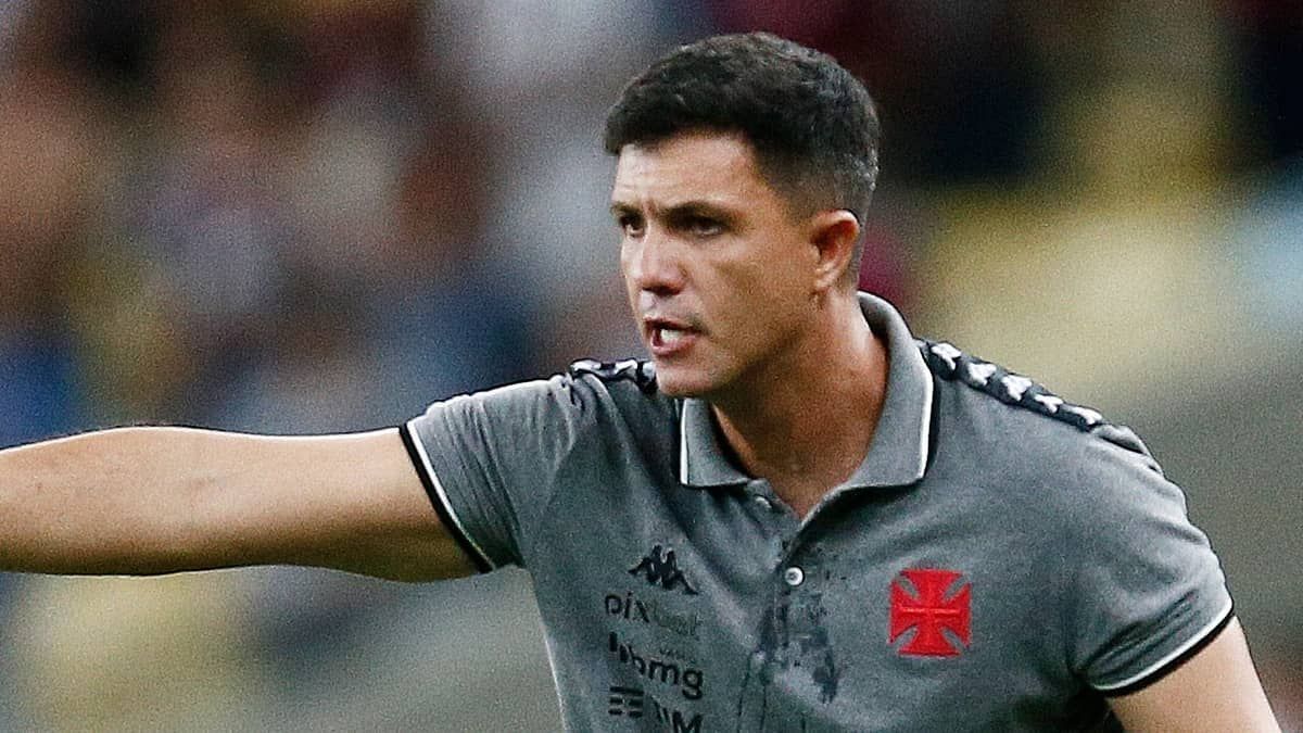 Vasco demite técnico Maurício Barbieri após derrota para o Goiás