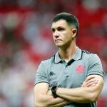 Julgado pelo STJD, Maurício Barbieri não vai comandar o Vasco contra o Fortaleza
