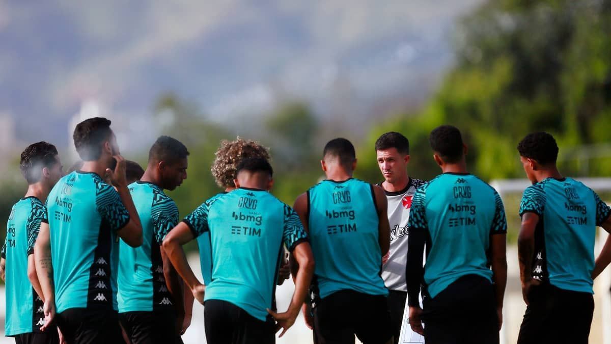 Vasco deve definir o futuro de Maurício Barbieri nesta terça