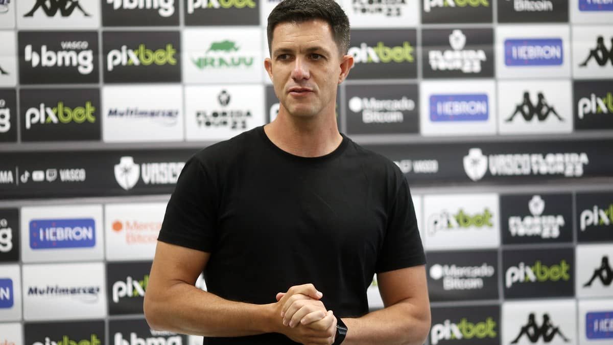 Longa reunião define futuro de Maurício Barbieri no Vasco