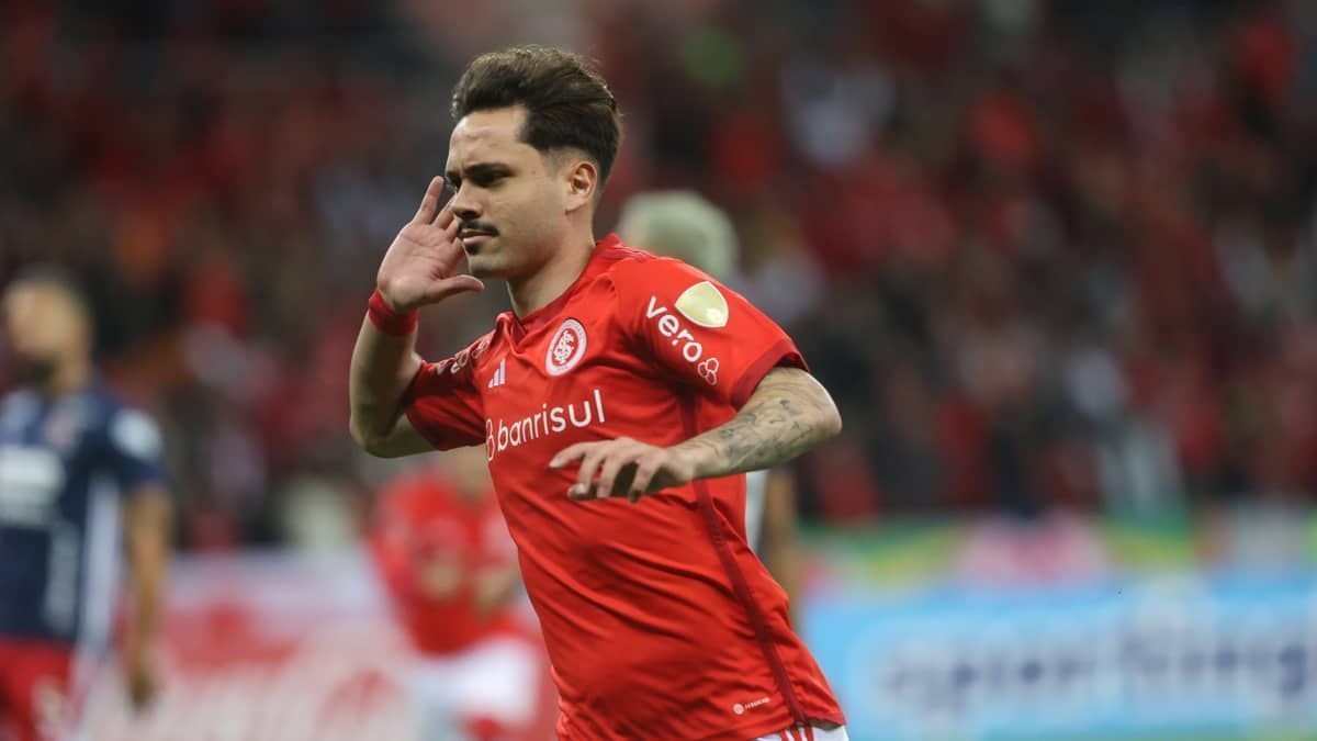 Maurício fala sobre recuperação de lesão e possível saída do Inter