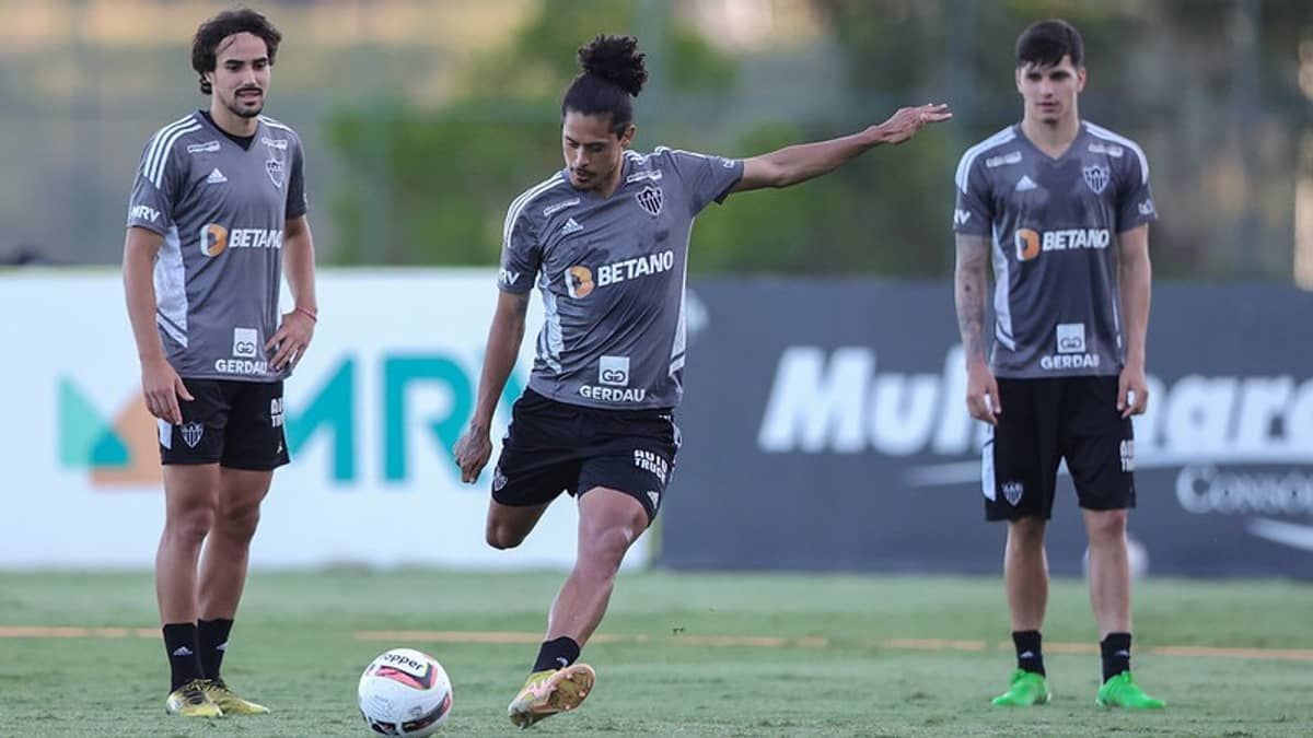 Time do Atlético na estreia no Brasileiro expõe reformulação em relação a 2022