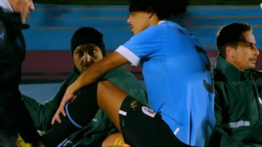 Mauricio Lemos precisou deixar gramado no Uruguai de maca