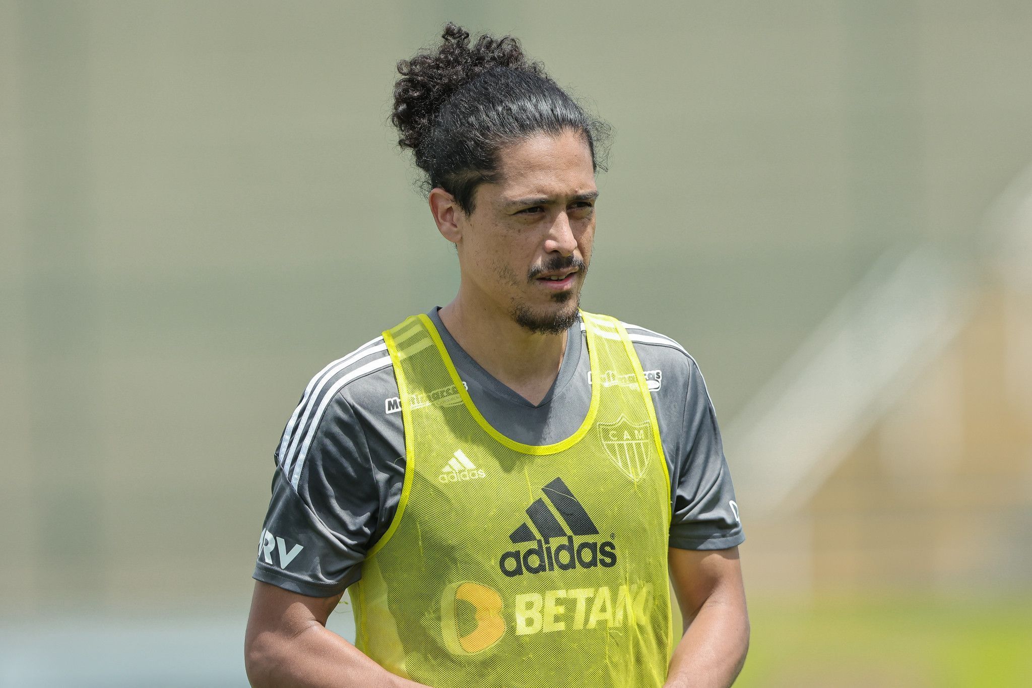 Vasco tenta contratação de zagueiro do Atlético, mas enfrenta concorrência