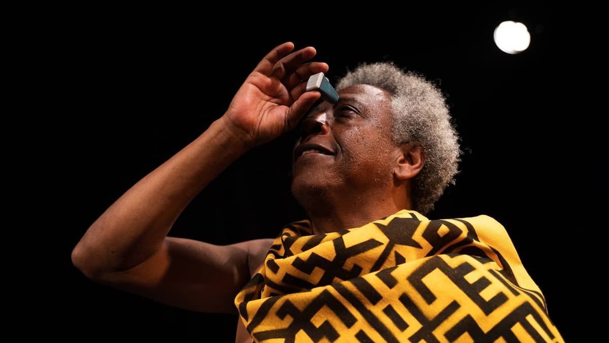 Mauricio Tizumba comemora cinco décadas de arte com peça 'Herança'