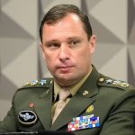 Moraes manda apreender e cancelar passaporte e suspende porte de arma de Mauro Cid