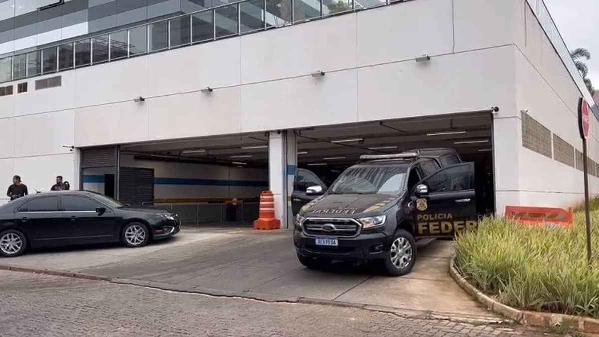 Mauro Cid chega à PF para prestar depoimento sobre Bolsonaro e hacker