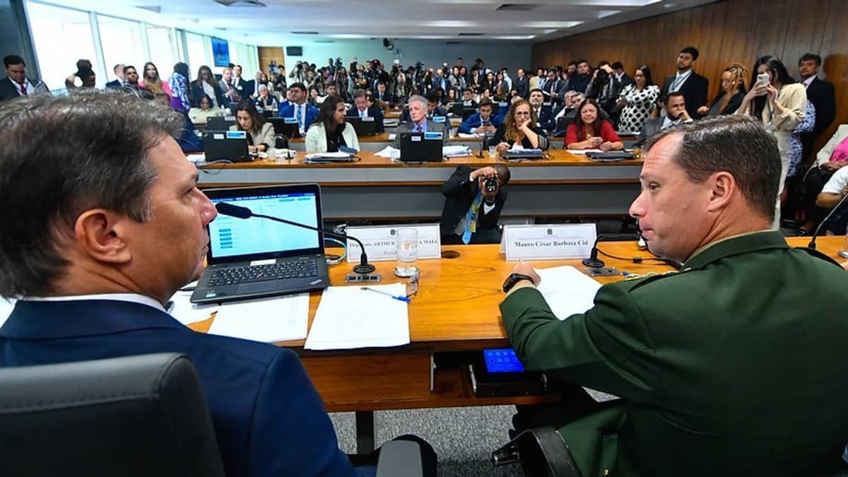 Cúpula da CPMI de 8 de janeiro articula propor delação premiada a Mauro Cid