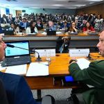 Cúpula da CPMI de 8 de janeiro articula propor delação premiada a Mauro Cid