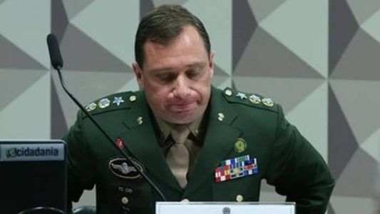 Mauro Cid tentou entrar com pacotes no Brasil sem declarar à Receita