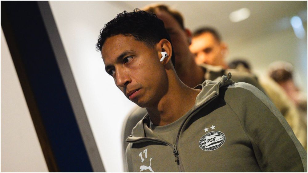 Lateral supera ídolo do Cruzeiro e se torna brasileiro com mais jogos por clube europeu