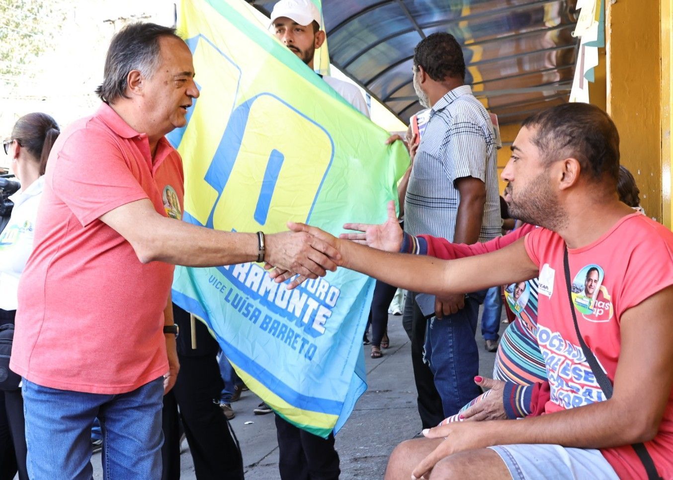 Tramonte faz caminhada no Barreiro e diz que região sofre com esgoto a céu aberto e ônibus lotados