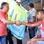 Tramonte faz caminhada no Barreiro e diz que região sofre com esgoto a céu aberto e ônibus lotados