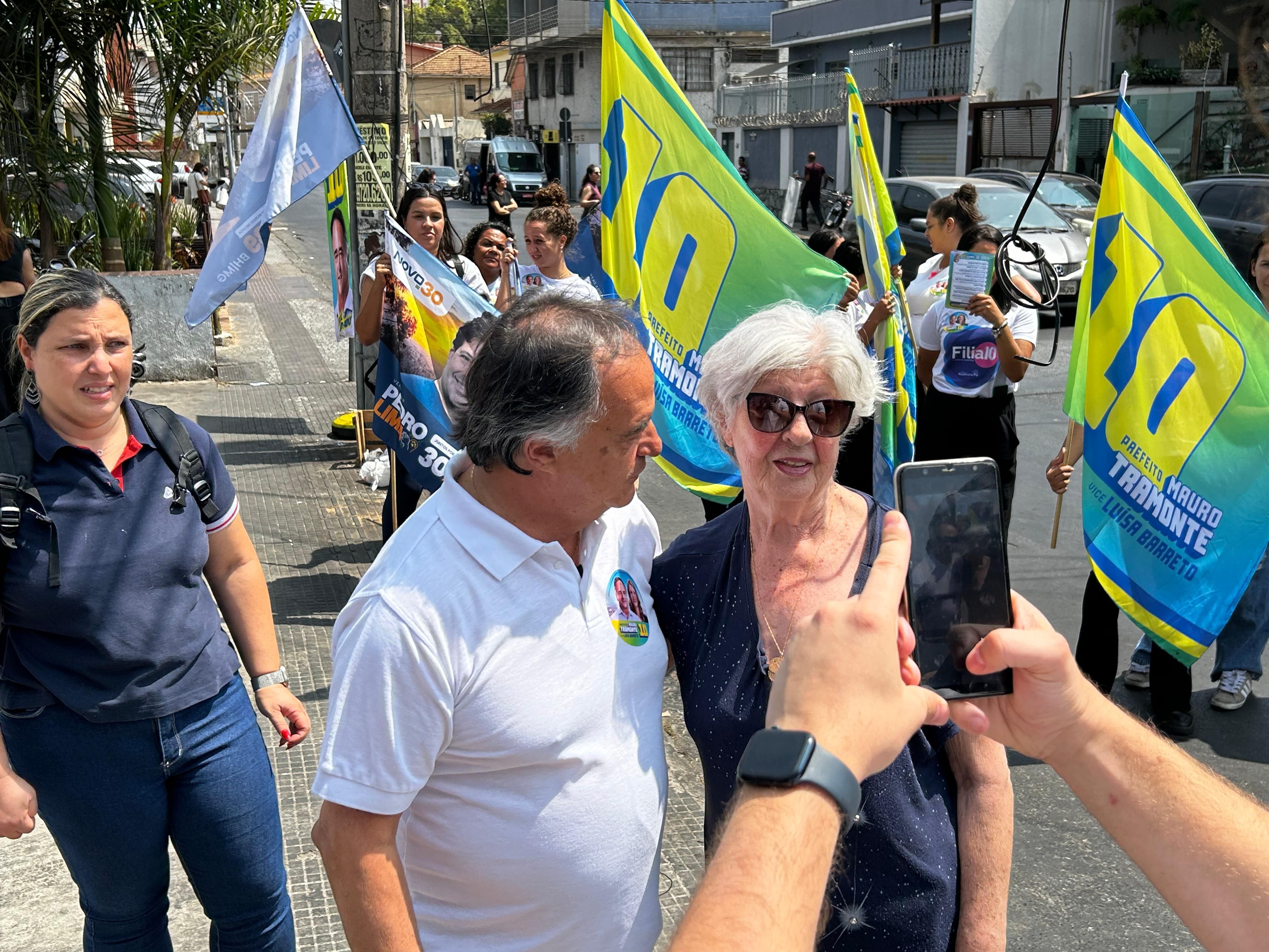 Tramonte faz caminhada no Floresta e promete ações para melhorar trânsito e atender moradores de rua