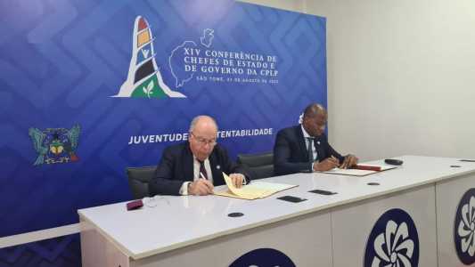 Mauro Vieira (esq.) representou Brasil na celebração dos acordos