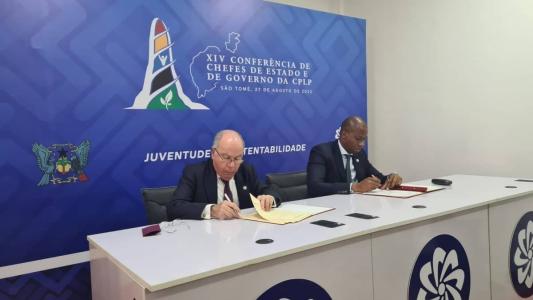 Mauro Vieira (esq.) representou Brasil na celebração dos acordos