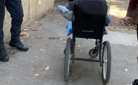 Foto mostra cadeira de rodas de criança em Belo Horizonte