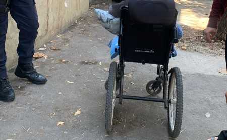 Foto mostra cadeira de rodas de criança em Belo Horizonte