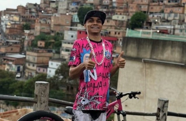 Justiça manda soltar influenciador preso após filmar cachorros devorarem galinhas vivas na Grande BH