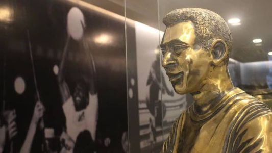 Mausoléu conta com túmulo do Rei do Futebol e itens que relembram a carreira de Pelé