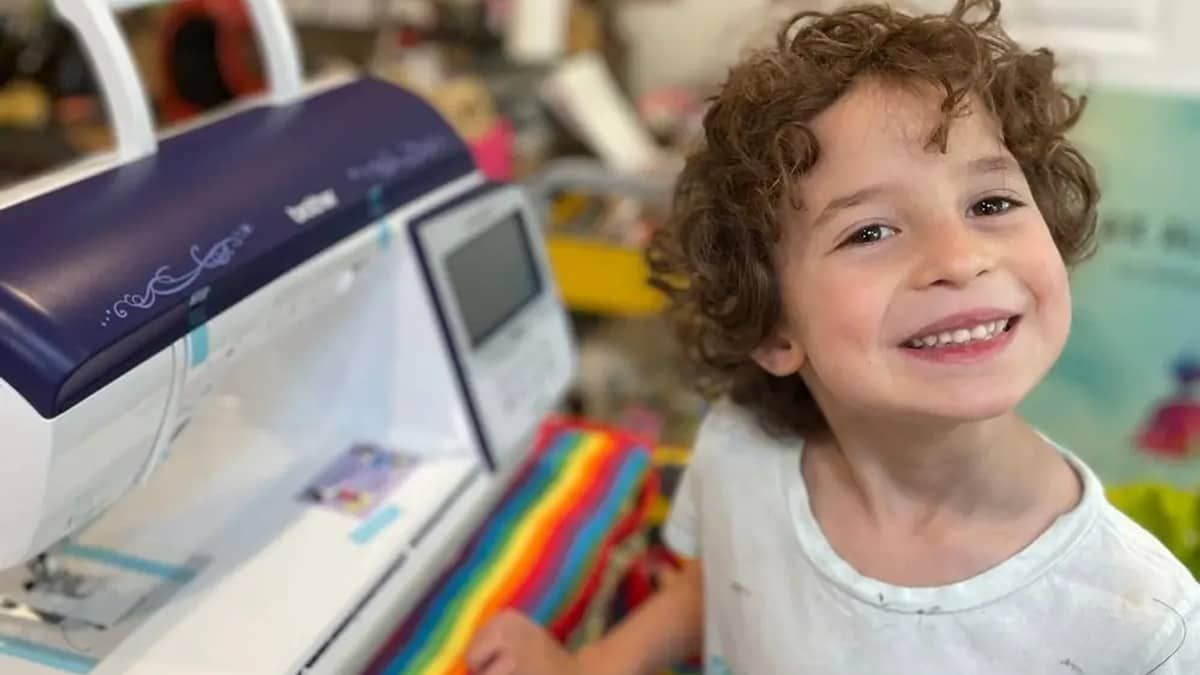 Pequeno prodígio: designer de moda de 7 anos diz ser reencarnação do criador da Gucci; veja criações 
