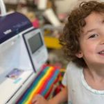 Pequeno prodígio: designer de moda de 7 anos diz ser reencarnação do criador da Gucci; veja criações