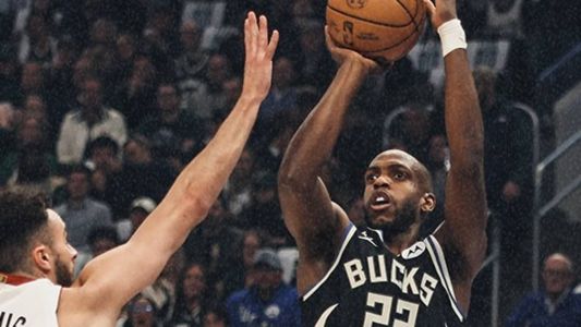 Max Strus, ala-armador do Heat, e Khris Middleton, ala dos Bucks