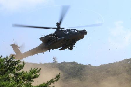 Pilotos do Exército dos EUA pilotam um helicóptero AH-64 Apache durante o exercício Ulchi Freedom Shield na Ilha de Daju, Coreia do Sul, em 21 de agosto de 2025.