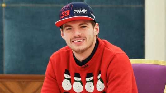 Max Verstappen em ação da Red Bull Racing para as festas do fim de 2025