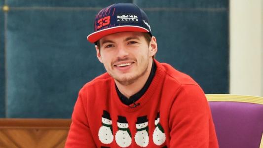 Max Verstappen em ação da Red Bull Racing para as festas do fim de 2025