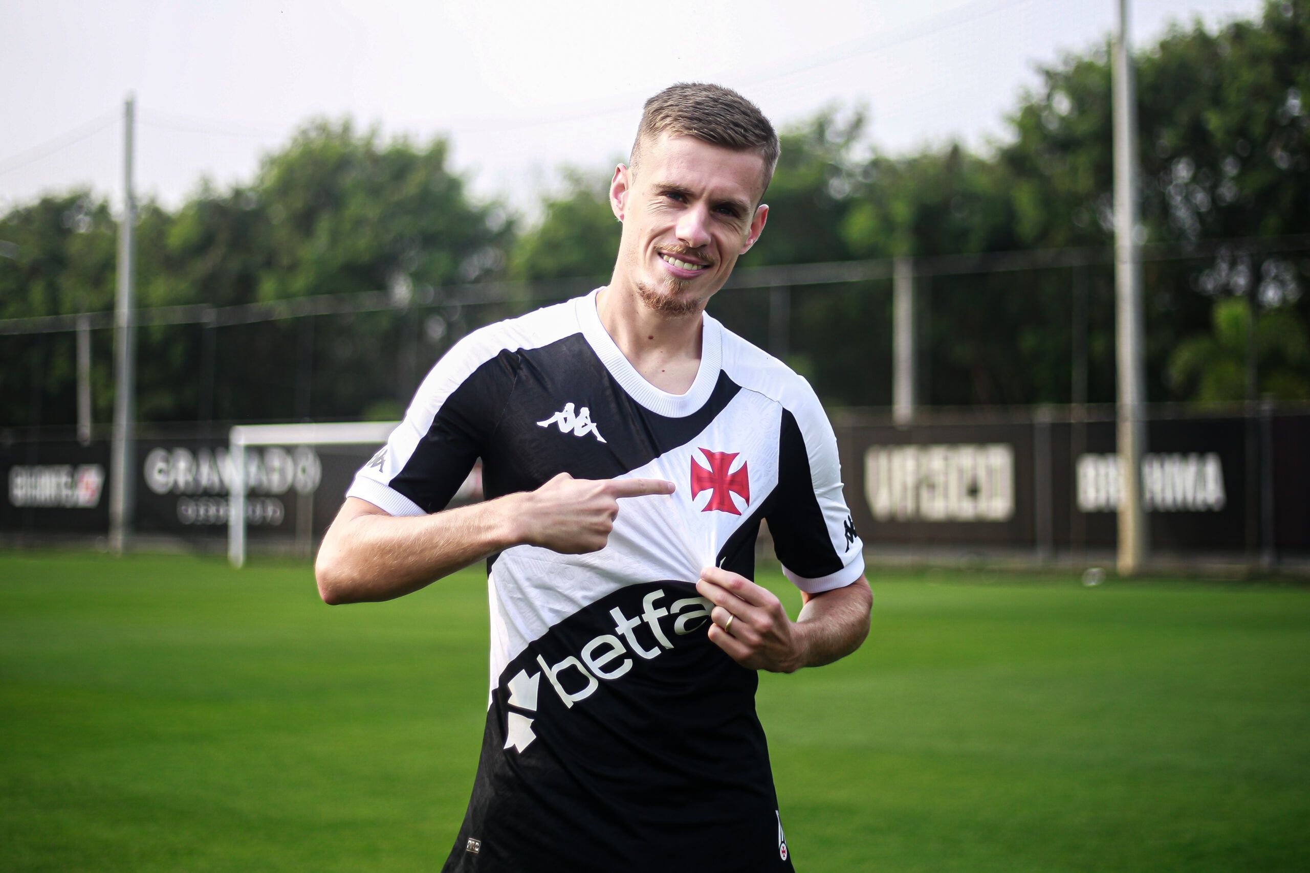 Meia suíço é anunciado e cita ídolos do Vasco: 'Orgulho muito grande'