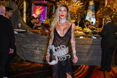 Maya Massafera usa vestido ousado em festa de Carnaval