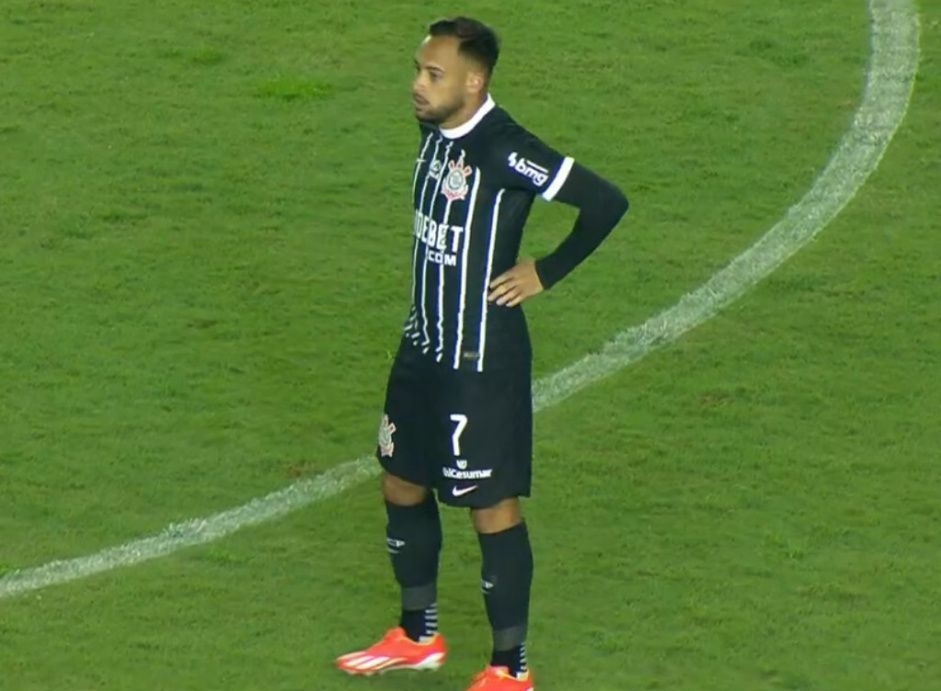 Maycon sente o joelho e vira preocupação no Corinthians, que espera lesão leve