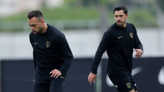 Maycon e Giuliano durante treino no CT