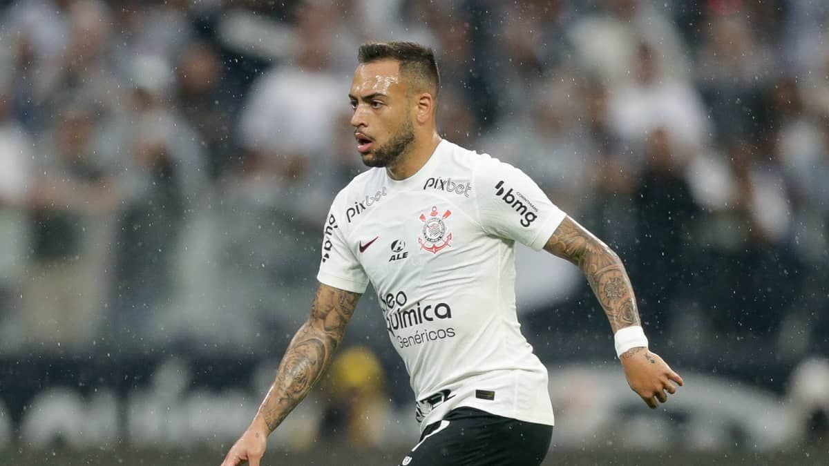 Maycon destaca vitória do Corinthians e faz elogios à defesa