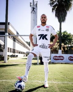 Mayke foi anunciado como jogador do Santos nesta quarta-feira (30)