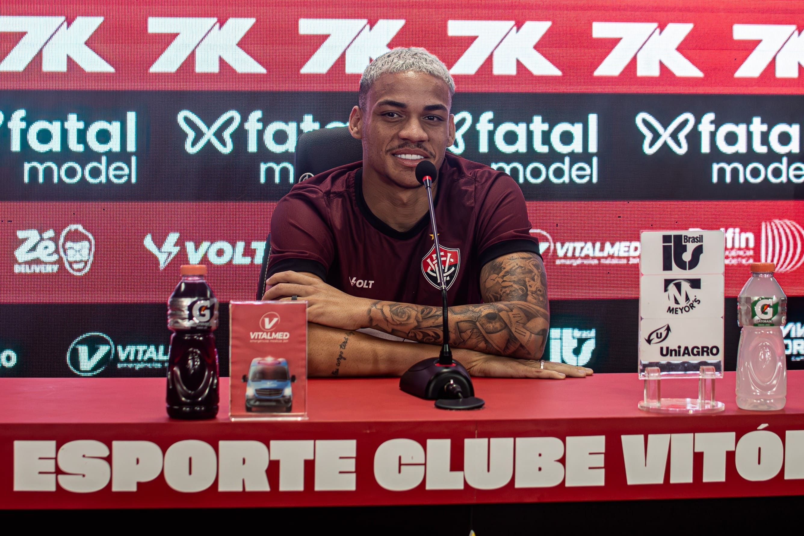 Cria do Atlético, lateral do Vitória lembra apoio na base e estreia contra o Cruzeiro