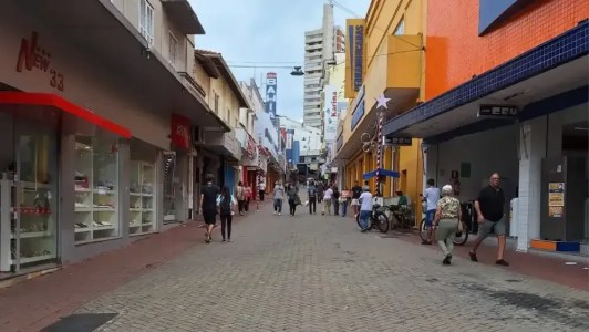 Lojas abrem até às 18h neste feriado