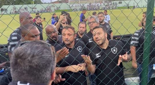 Dirigentes do Botafogo discutem com torcedores após jogo pela Taça Rio; assista