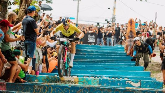 Etapa dentro de Arraial D’Ajuda passa pela Escadaria da Santa, atrai a atenção de diversos espectadores