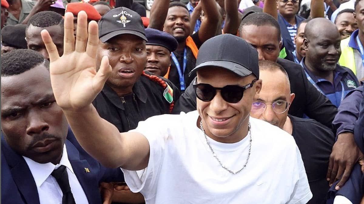 Mbappé recebe prêmio de melhor francês da temporada: 'Sempre um prazer'