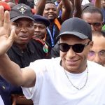 Mbappé recebe prêmio de melhor francês da temporada: 'Sempre um prazer'