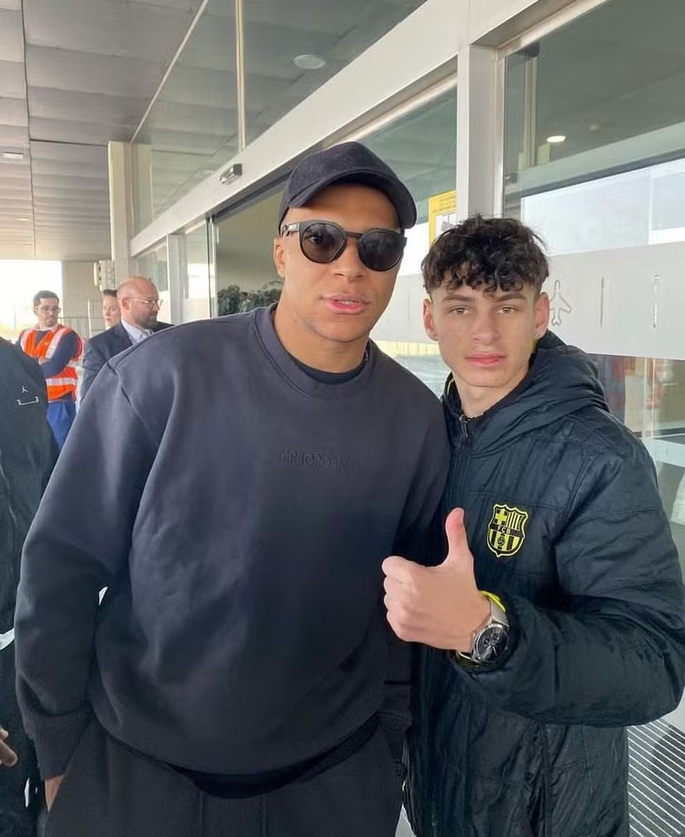 Mbappé dá autógrafos em aeroporto de Barcelona durante passeio pela Espanha; veja
