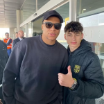 Mbappé dá autógrafos em aeroporto de Barcelona durante passeio pela Espanha; veja