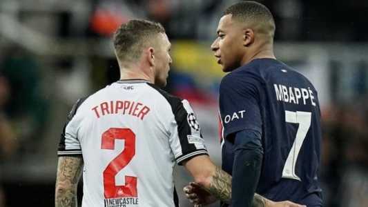 Mbappé e Trippier trocaram camisas