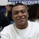 Mbappé marca presença em jogo de promessa francesa da NBA; assista