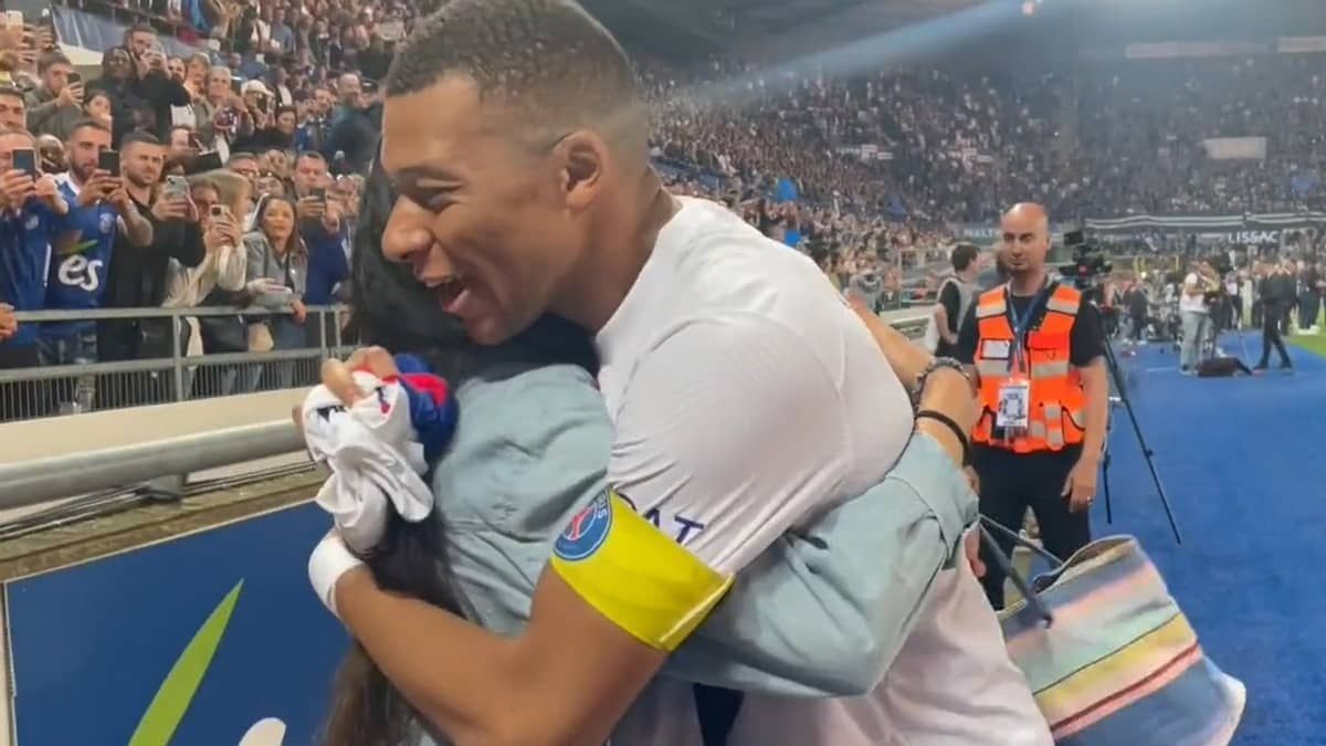Torcedora recebe bolada de Mbappé e jogador pede desculpas; veja vídeo