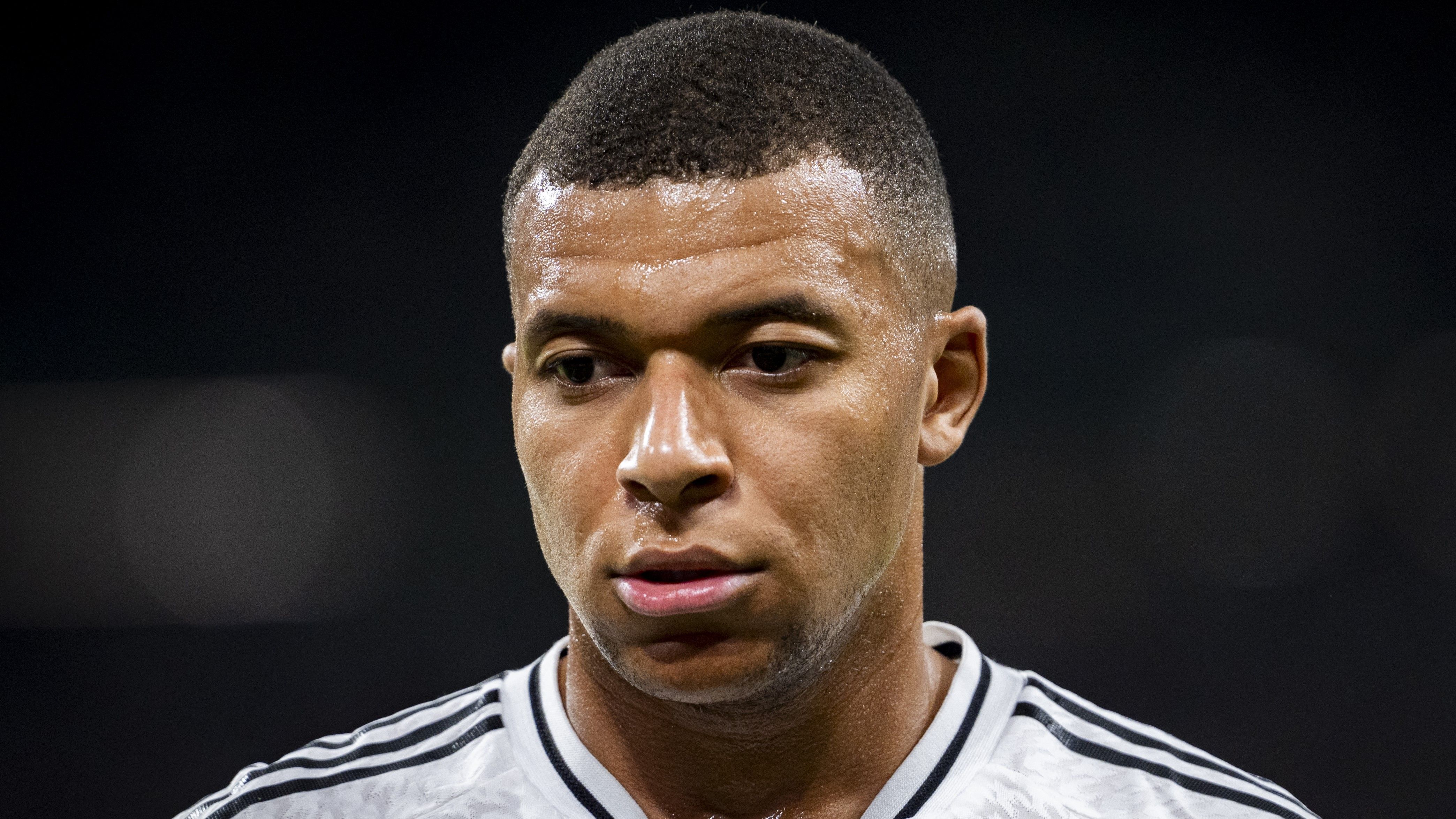 PSG pede anulação de penhora e exige R$ 618 milhões de Mbappé em disputa judicial