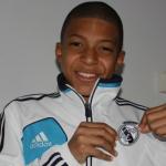 Mbappé comemora ida ao Real Madrid com mensagem emocionada e fotos antigas